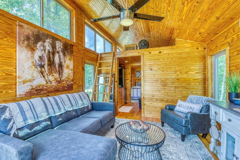 The Geminia dreamy, waterfront tiny cabin in Rogersville, Alabama